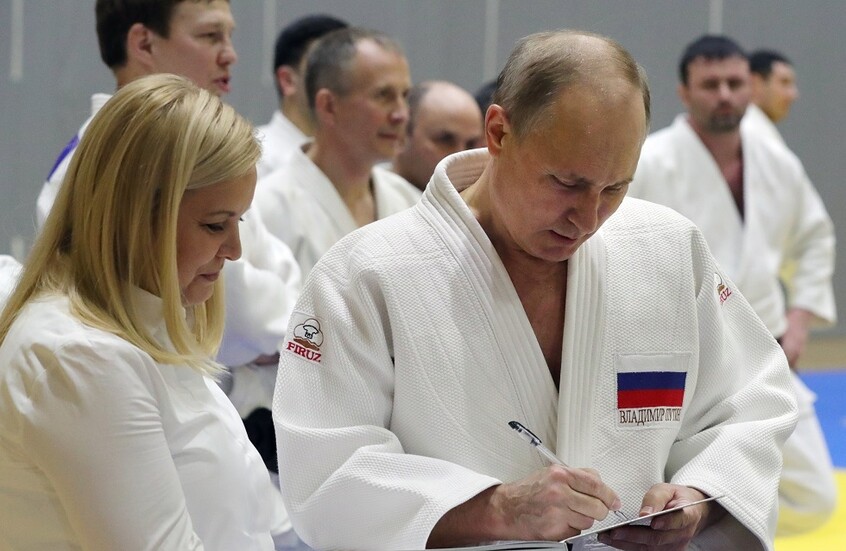 بوتين يهنئ أربوزوف على الفوز ببطولة العالم للجودو