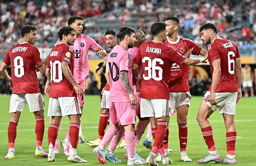 مفاجأة.. لاعبو الأهلي تعرضوا للضرب والشتم من قبل ميسي وزملائه (فيديو)