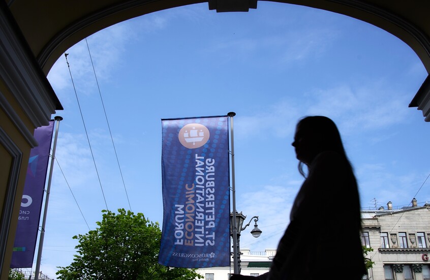 باللغة العربية.. موسكو وسان بطرسبورغ ترحبان بالوفد البحريني في المنتدى الاقتصادي الدولي (صور)