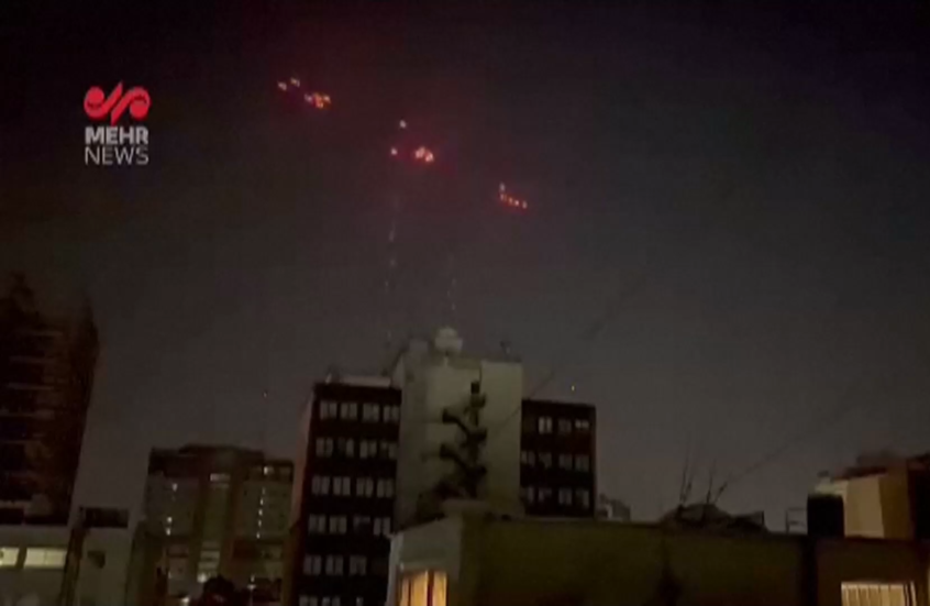 مشاهد لاعتراض الصواريخ الإسرائيلية في أجواء طهران