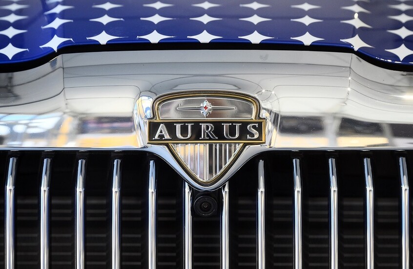 "Aurus" الروسية تكشف عن نسخ مميزة من سياراتها في بطرسبورغ
