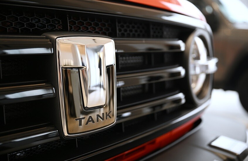 " TANK" تستعرض أشهر سياراتها في روسيا (فيديو)