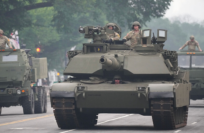 الولايات المتحدة.. وفاة امرأة صدمتها شاحنة تنقل دبابة من العرض العسكري للجيش