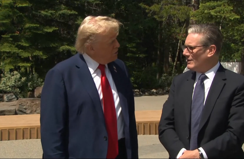 تفاعل غريب بين ترامب وستارمر أثناء الإعلان عن اتفاقية تجارية يسرق الأضواء في مجموعة السبع