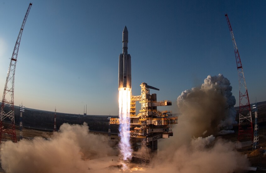 الدفاع الروسية تطلق صاروخ "أنغارا" الثقيل مع قمر صناعي إلى الفضاء (فيديو)