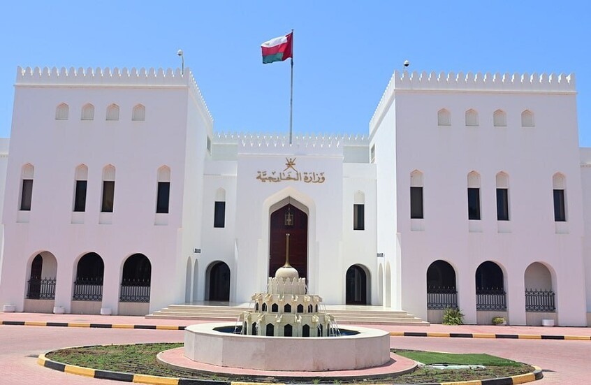 عُمان تدين العدوان الإسرائيلي على إيران وتطالب باستئناف المفاوضات النووية