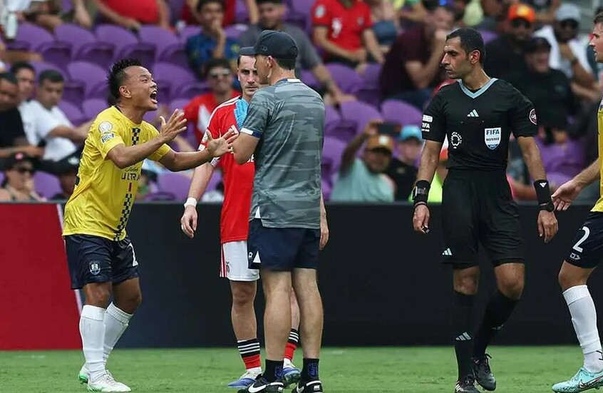 غرائب كأس العالم لا تتوقف.. لاعب أوكلاند سيتي يتشاجر مع طبيبه في مباراة بنفيكا (فيديو)