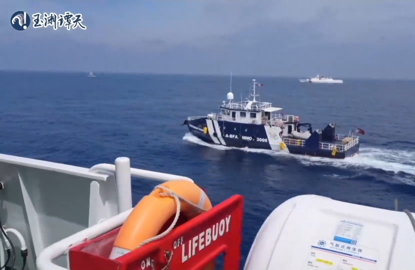 خفر السواحل الصيني يطرد سفينة فلبينية من جزيرة في بحر الصين الجنوبي