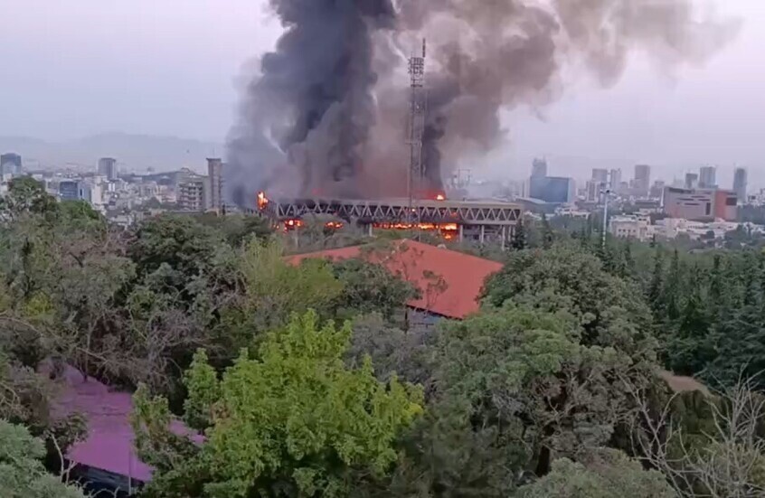 الرئيس الإيراني يزور مبنى هيئة الإذاعة والتلفزيون بعد تعرضه لقصف إسرائيلي (فيديو)