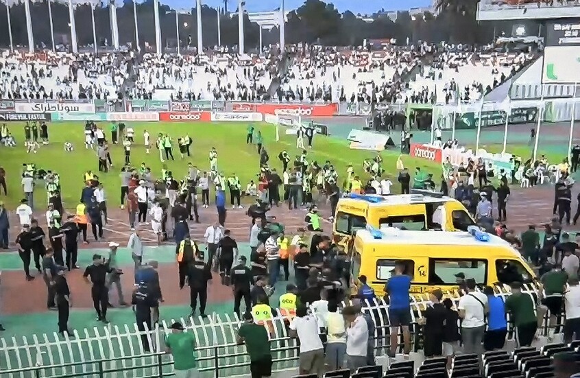 شاهد.. سقوط مشجعين من المدرجات يفسد احتفالات مولودية الجزائر بلقب الدوري