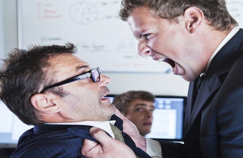 ضغوط العمل تصل ذروتها.. نوبة غضب مدير تتسبب في نقل موظف إلى المستشفى