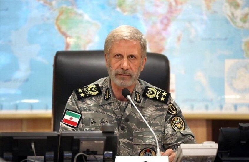قائد الجيش الإيراني يتوعد الأمريكيين برد حاسم على جرائمهم