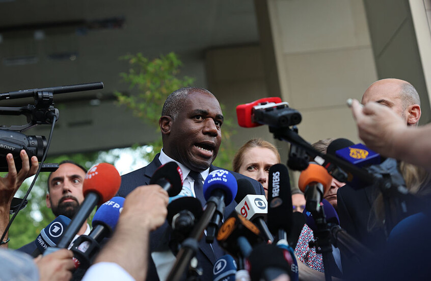 لامي يحذر من "لحظة خطر" بعد الضربة الأمريكية لإيران