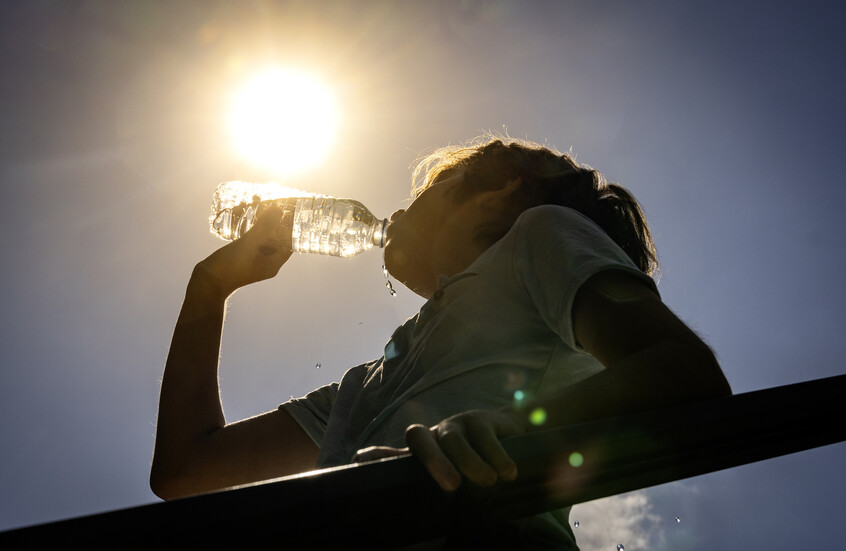 مشروبات وأطعمة "أفضل من الماء" لتجنب خطر الجفاف في الطقس الحار