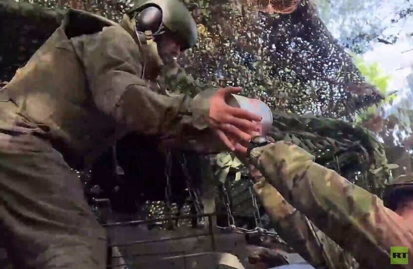 دبابة T-80BVM الروسية تستهدف معقلا عسكريا أوكرانيا