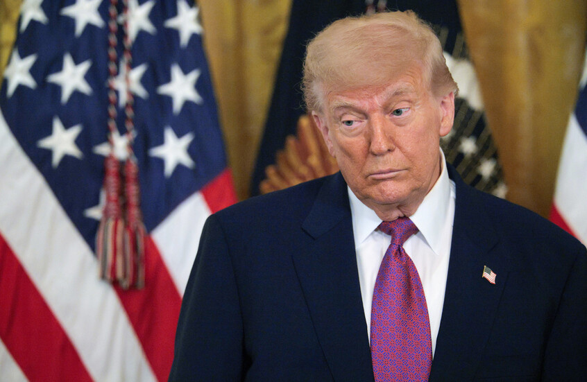 غايتز يهمس والأم تحذر: "لا تنتقد ترامب أو أفعاله".. ما حقيقة رسائل الطائرة للنائب السابق (فيديو)