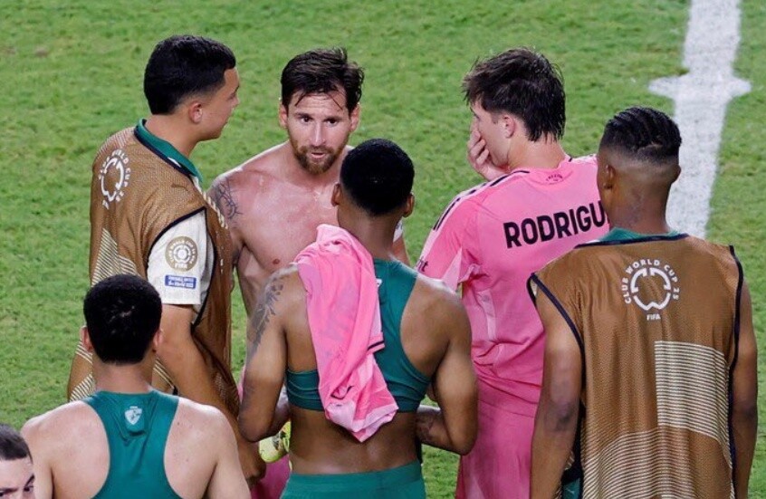 ميسي في موقف طريف.. والطلب الأغرب من نجم بالميراس (فيديو)
