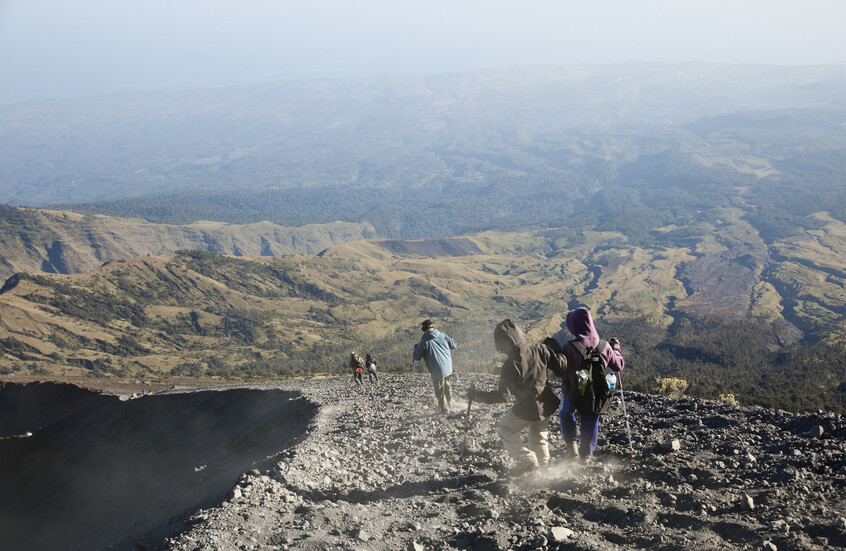 حادثة مأساوية.. وفاة مؤثرة برازيلية بعد سقوطها في فوهة بركان نشط بإندونسيا