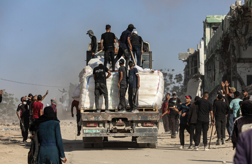 عشائر غزة تؤمن مساعدات وصلت لبرنامج الأغذية العالمي خشية نهبها (فيديو)