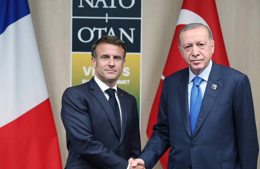 أردوغان يحرج ماكرون في قمة الناتو (فيديو)