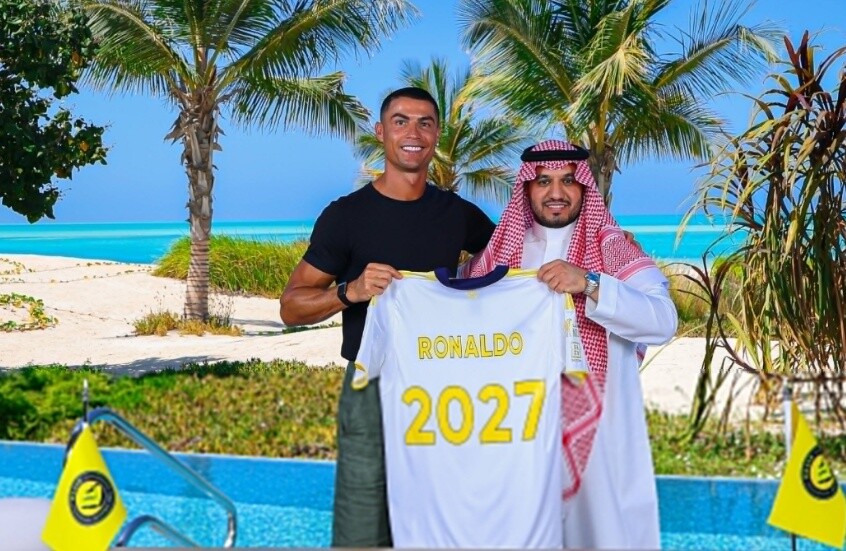 في جزيرة عائمة.. هكذا جدد رونالدو عقده مع النصر!