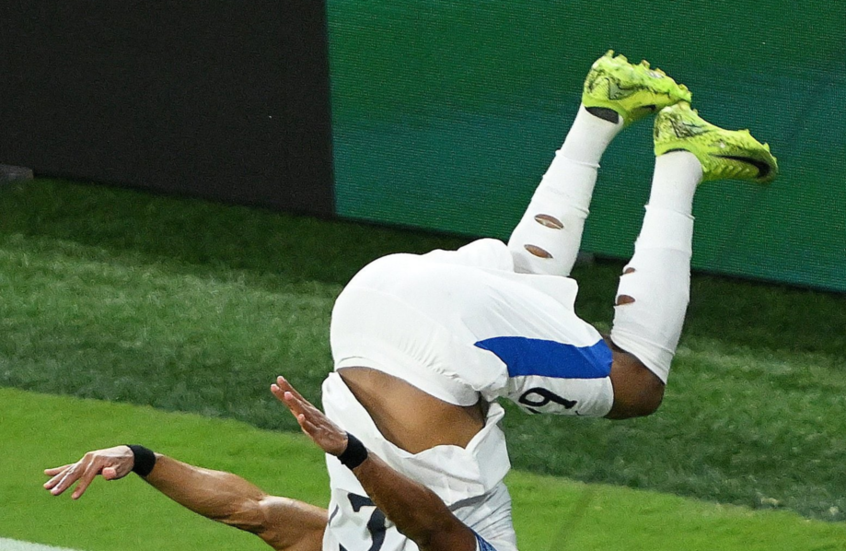 قبل مواجهة مانشستر سيتي.. نجم الهلال السعودي يثير مخاوف الجمهور