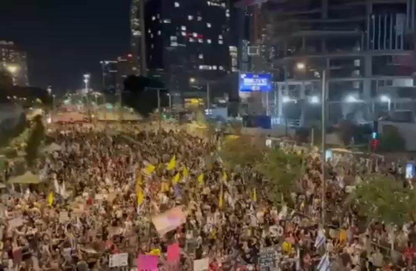 مظاهرات ضخمة في تل أبيب للمطالبة بإنهاء الحرب على غزة وإبرام صفقة تبادل أسرى شاملة (فيديو)
