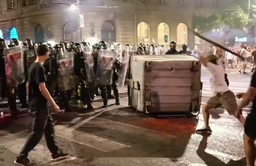 المتظاهرون في بلغراد يدعون إلى تدمير صربيا