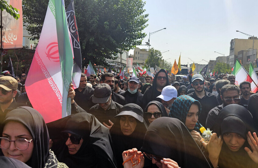 الإيرانيون يودعون قائد قوة الجوفضاء بالحرس الثوري الذي قتل بالهجوم الإسرائيلي (صور+فيديو)