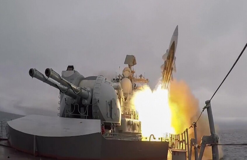 الدفاع الروسية: قوات من أسطول المحيط الهادئ شنت ضربة صاروخية على هدف في بحر اليابان (فيديو)