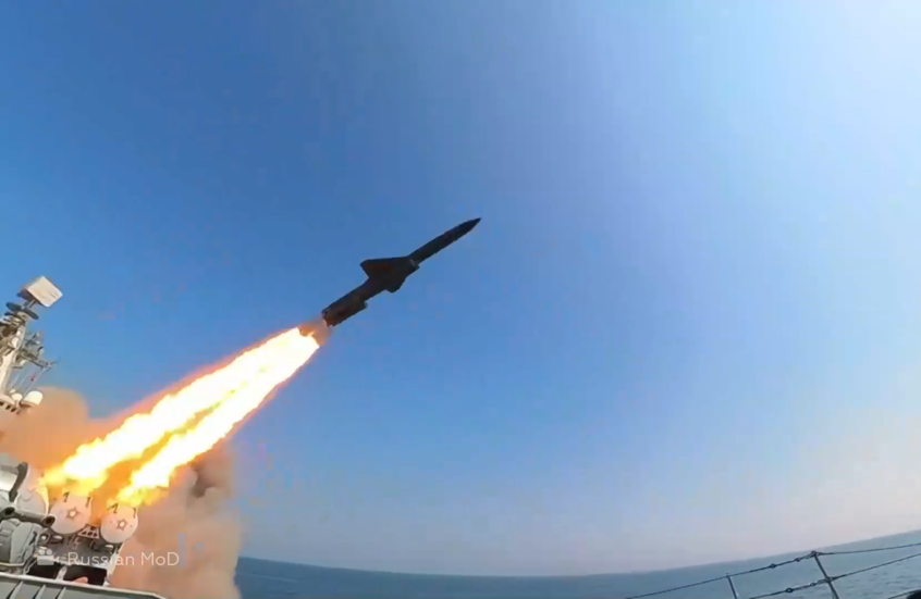 السفن الحربية الروسية تضرب أهدافا بحرية بصواريخ مجنحة في بحر اليابان