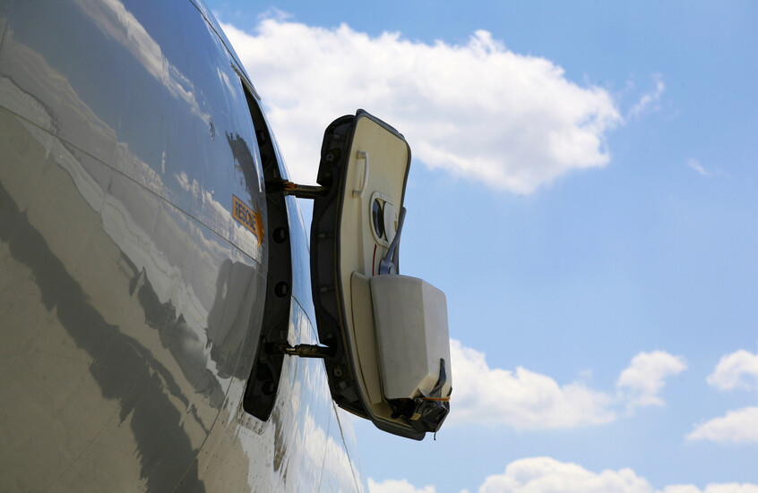 هل يمكن فتح أبواب الطائرة أثناء التحليق؟