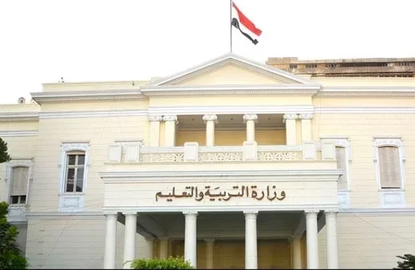 الغش يتحدى الرقابة.. فيديو صادم من لجنة ثانوية عامة في مصر