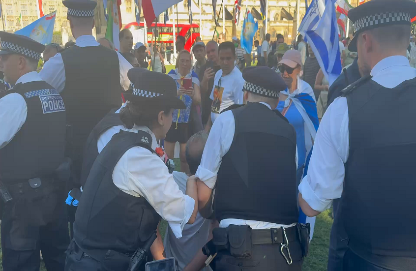 الشرطة البريطانية تعتقل معارضين إيرانيين تزامنا مع زيارة نجل آخر شاه لإيران (فيديوهات)