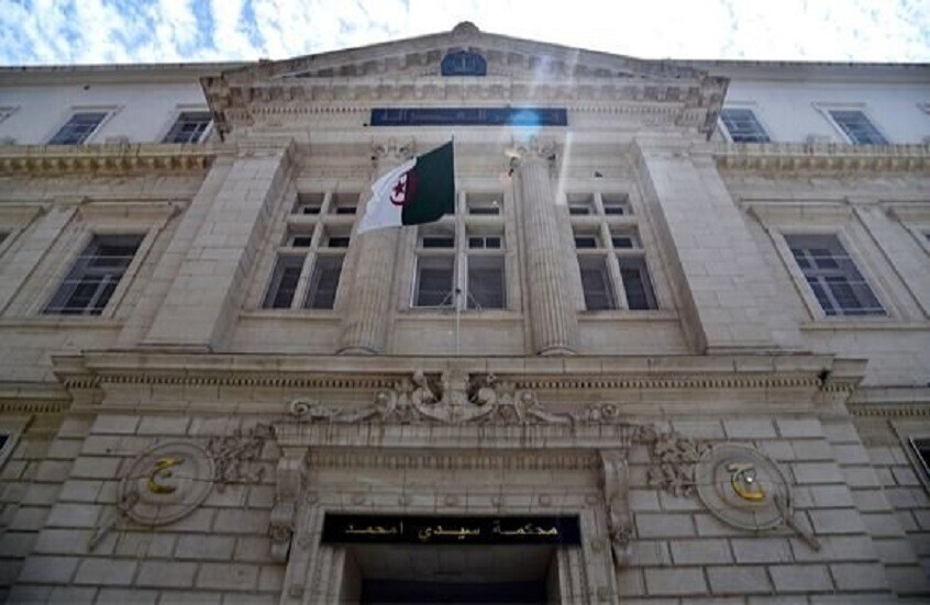 الجزائر: مواطن يضرم النار في نفسه أمام وزارة العدل.. والنيابة تفتح تحقيقا