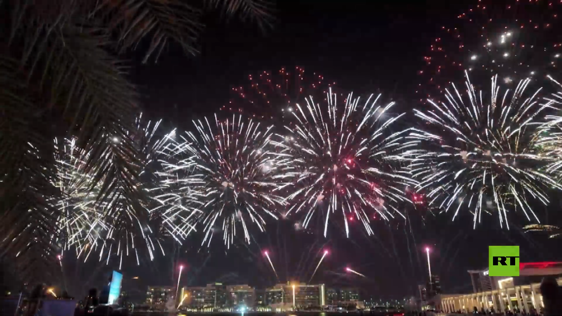 عروض نارية مبهرة تضيء سماء أبوظبي في أولى ليالي عيد الأضحى المبارك