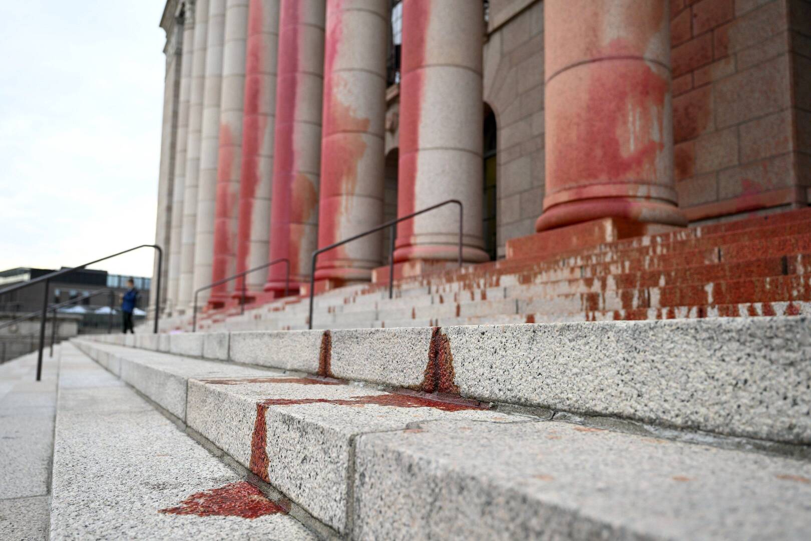 شبكة الحلم : وسائل إعلام: نشطاء يلطخون واجهة مبنى وزارة الدفاع الفنلندية بالطلاء