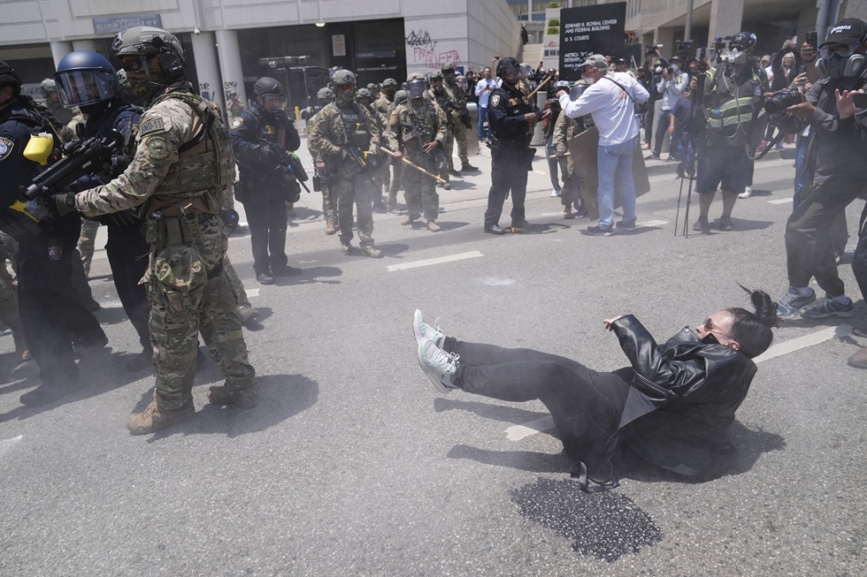 ترامب يوجه وزيري الأمن الداخلي والدفاع باتخاذ الإجراءات لـ"تحرير لوس أنجلوس من غزو المهاجرين"