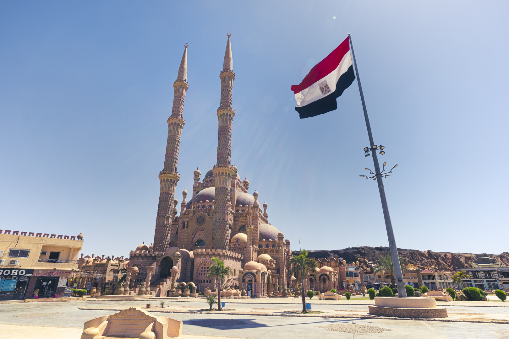 مفتي مصر ووزير الأوقاف ينعيان "البطل الشهيد خالد شوقي" بعد إنقاذه منطقة من كارثة