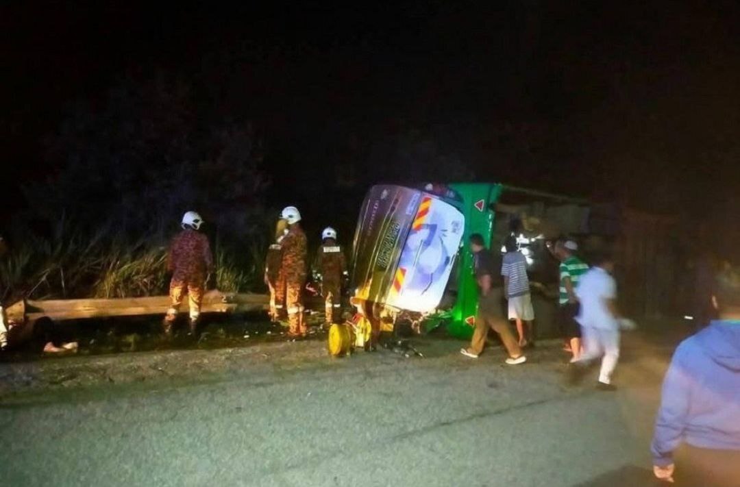 شبكة الحلم : ماليزيا.. مصرع 15 شخصا في حادث سير (صور)