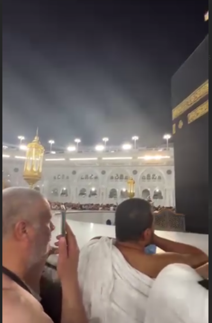 قبالة الكعبة.. حاج مصري يهدد مديونا له بالدعاء عليه