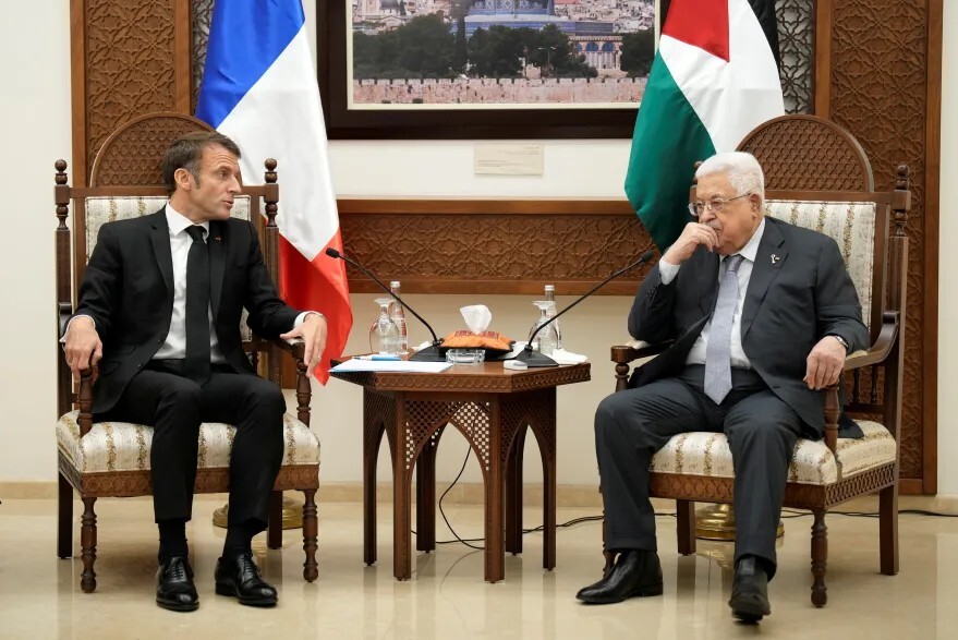 فرنسا أبو مازن قدم تعهدات غير مسبوقة بالإصلاح ويعد بتجريد حماس من سلاحها فرنسا أبو مازن قدم تعهدات غير مسبوقة بالإصلاح ويعد بتجريد حماس من سلاحها