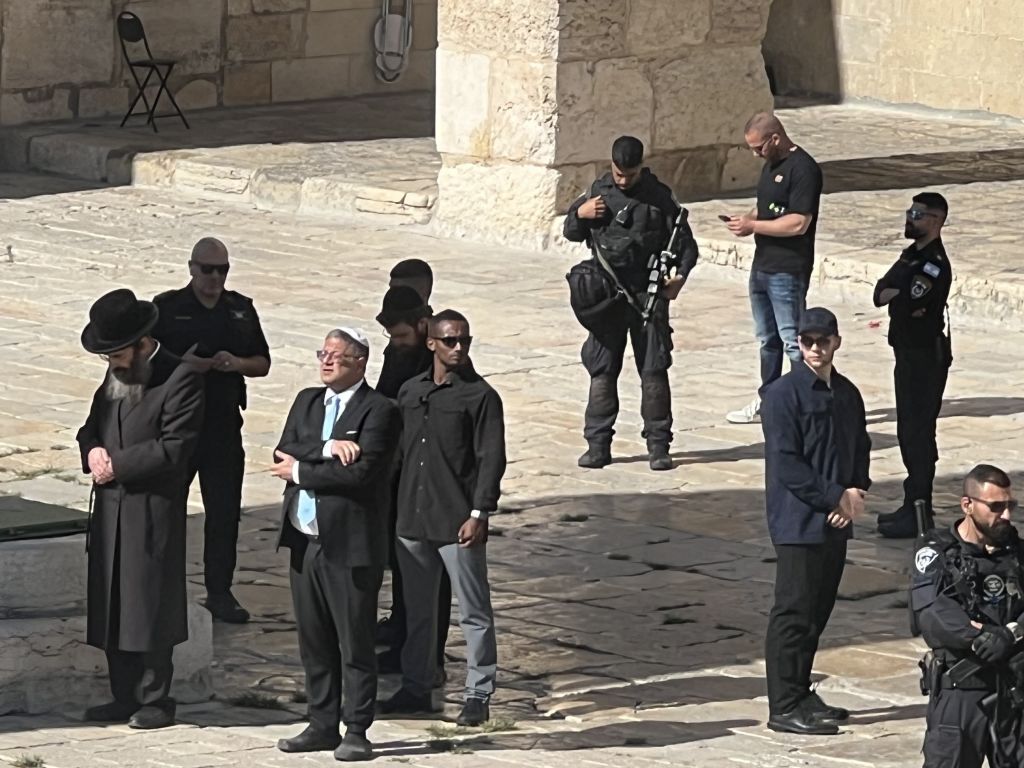 شبكة الحلم : بن غفير يقتحم المسجد الأقصى والجيش الإسرائيلي ينفذ حملة اعتقالات في الضفة