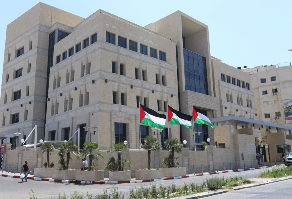 النقد الفلسطينية: قطع العلاقات المصرفية مع بنوك فلسطين ينذر بوقف توريد السلع الأساسية للسوق