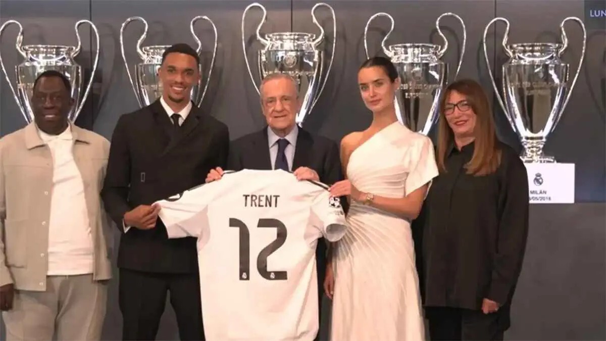 صديقة أرنولد المثيرة تظهر معه خلال حفل تقديمه بريال مدريد فمن هي؟ (صور)؟