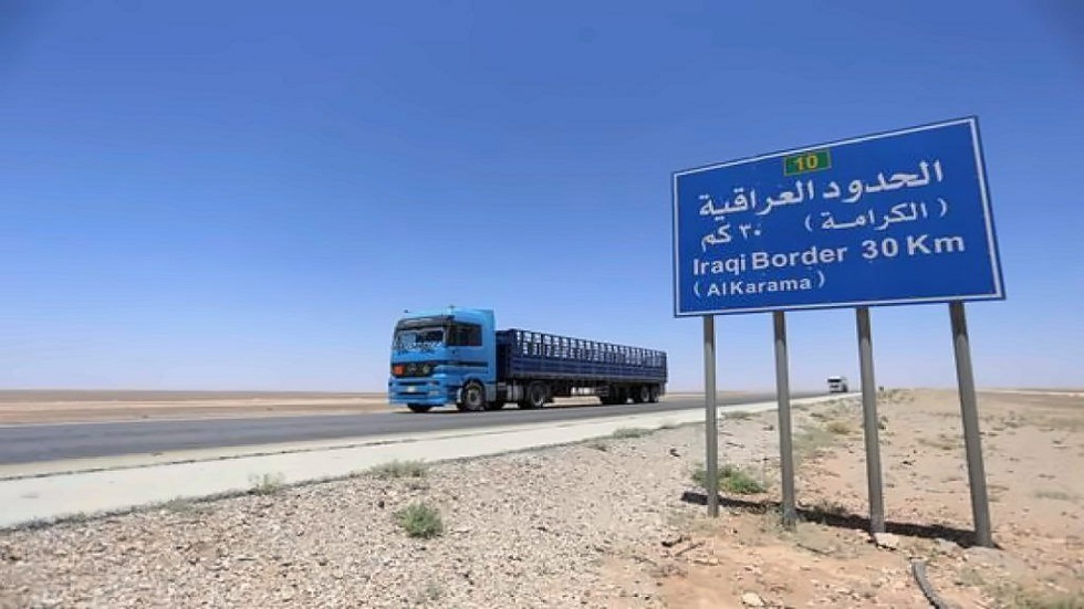 دخول أول شاحنة سورية إلى العراق عبر منفذ القائم الحدودي