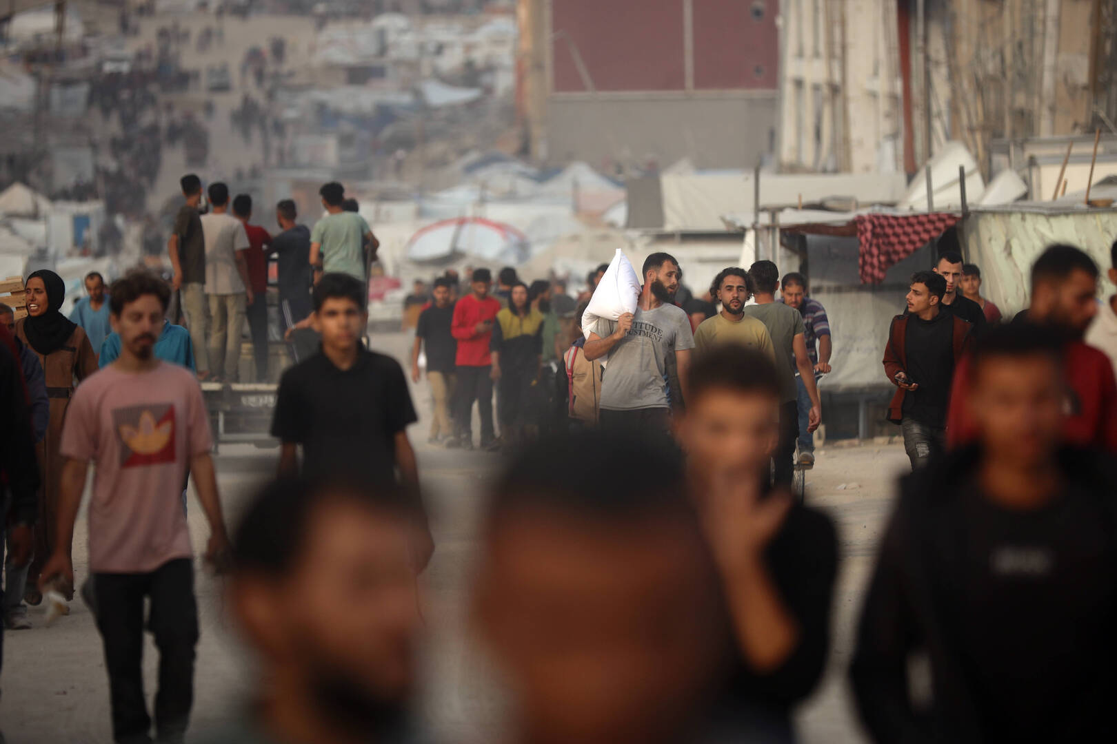 مراسلنا: مقتل وإصابة العشرات بنيران القوات الإسرائيلية قرب نقطة المساعدات في رفح