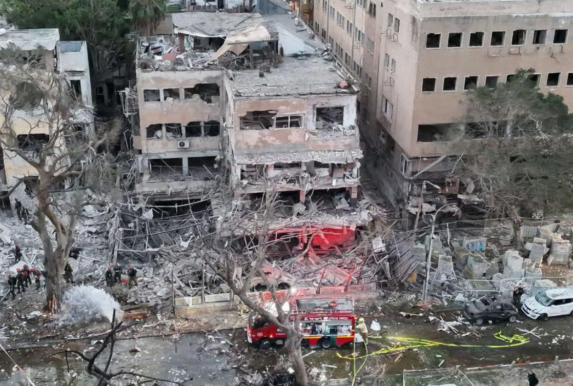 إعلام عبري: مقتل 4 إسرائيليين جراء إصابة مباشرة بصاروخ إيراني في بيتح تكفا