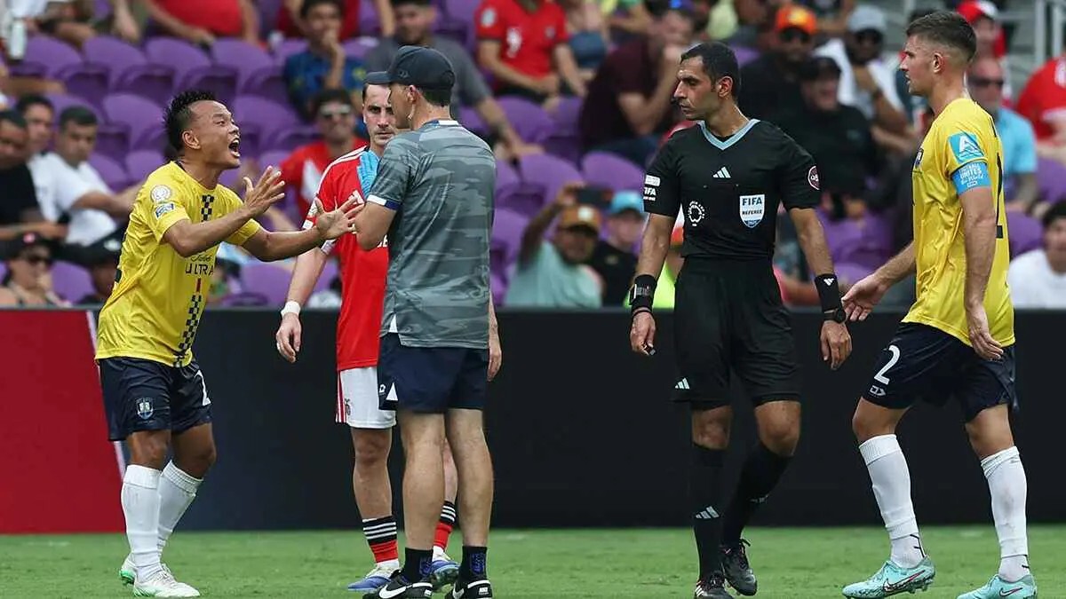شبكة الحلم : غرائب كأس العالم لا تتوقف.. لاعب أوكلاند سيتي يتشاجر مع طبيبه في مباراة بنفيكا (فيديو)