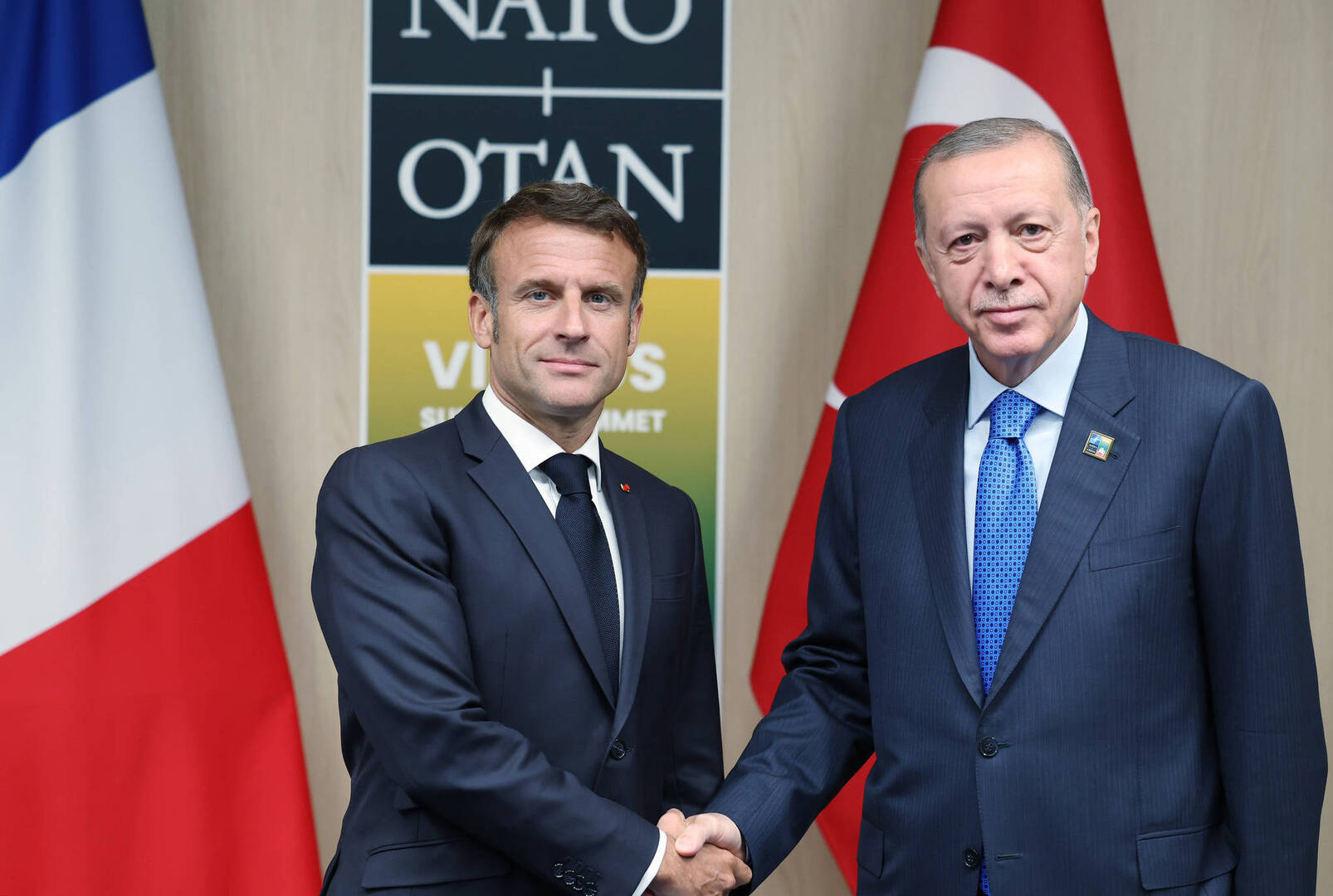 أردوغان يحرج ماكرون في قمة الناتو (فيديو)